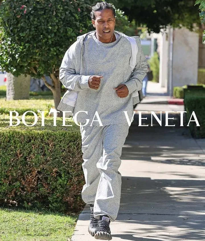 мужчина бежит logo bottega veneta